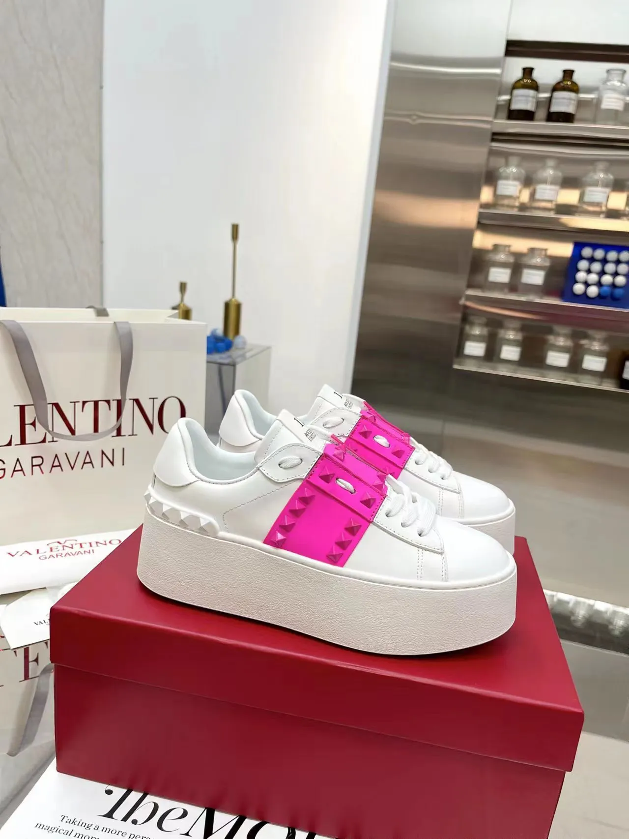 👟👟Ex-factory price 620👟👟 The latest thick-soled high version of Nujia Valentino Valentino 23ss spring and summer thick-soled rivet sports and casual shoes white shoes 2023 latest model hot-selling series hard to find after being launched in Japan super hot classic rivet series with thick sole 6cm higher purchased original development every detail is very exquisite🎁 Upper: silk cowhide splicing Lining: Cowhide lining Outsole: Original synchronized TPR outsole 6cm height increase Size: Female 35-41 (40.41 customized)